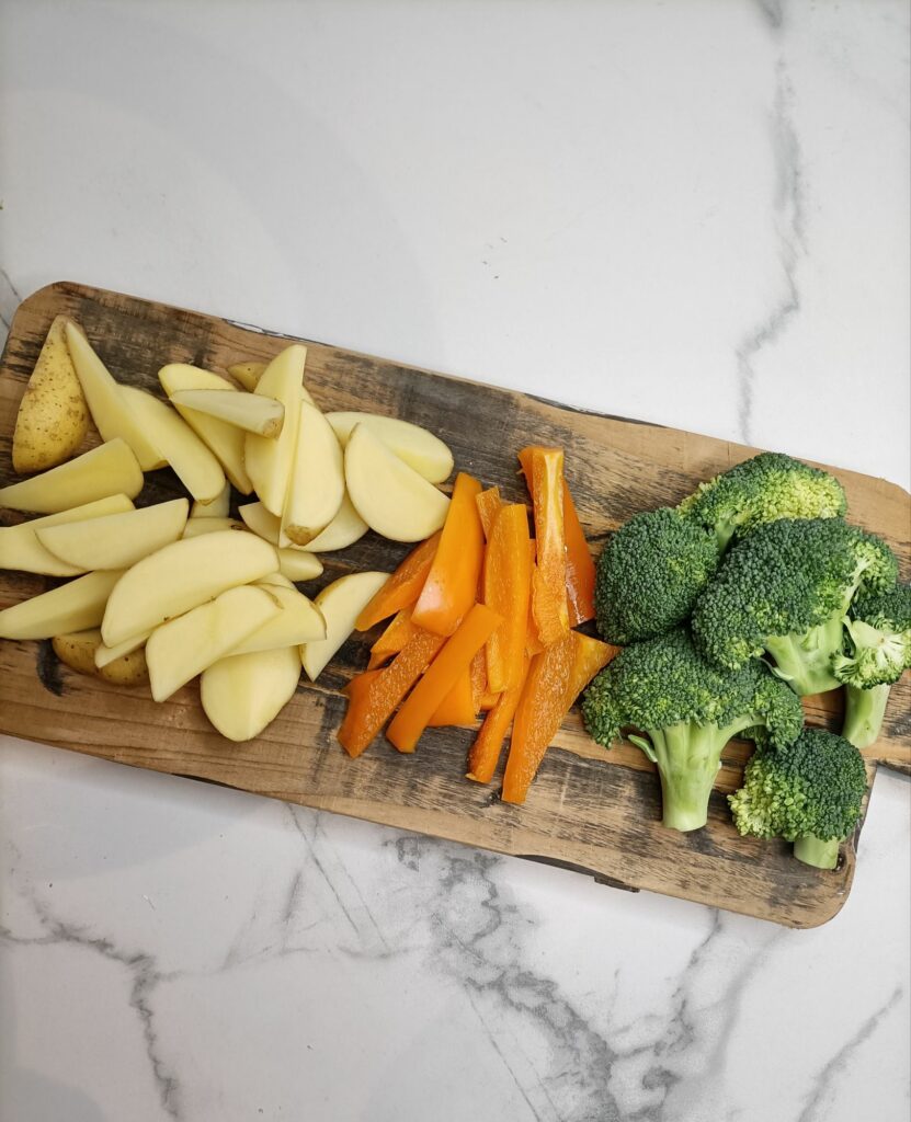 gesneden aardappels, broccoli en paprika 