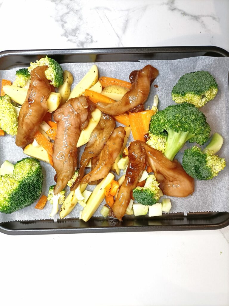 traybake appelstroop kipfilet, broccoli, paprika en aardappels 