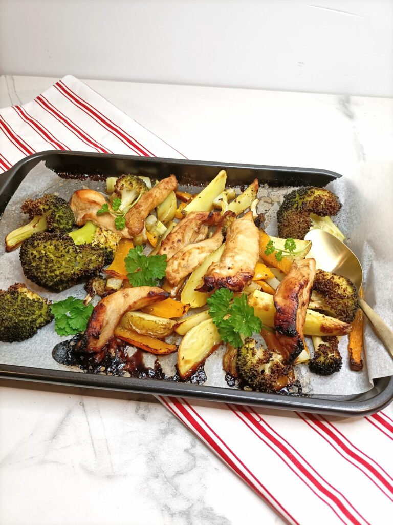 gebakken traybake kipfilet, aardappels, broccoli en paprika met peterselie