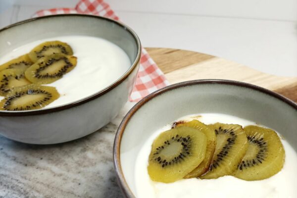 Yoghurt met geroosterde kiwi met honing en kaneel
