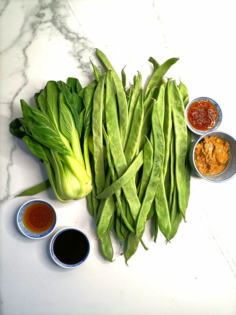 Muz teshigidagi yalangoch yigitning fotosurati