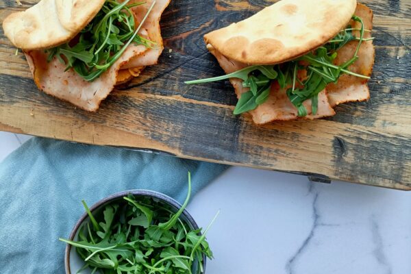 Snelle en gezonde flatbread met pikante hummus en kipfilet