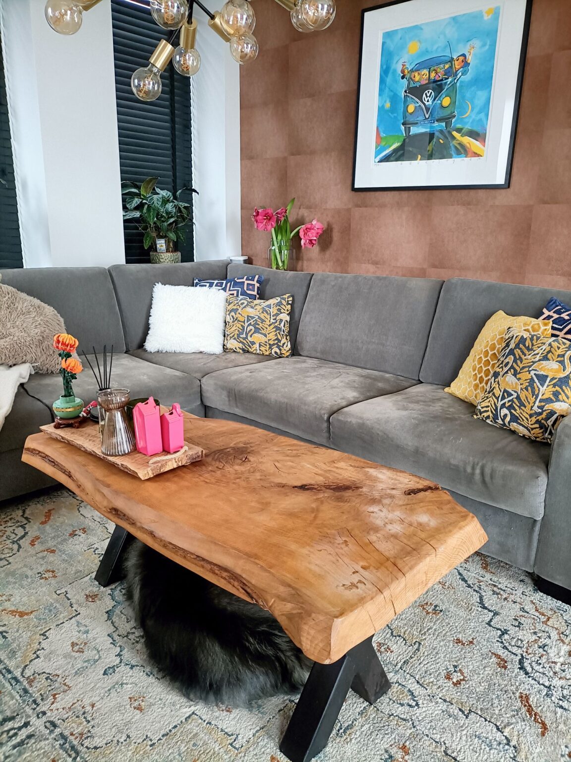 meer-ruimte-en-stijl-met-een-plank-achter-de-bank